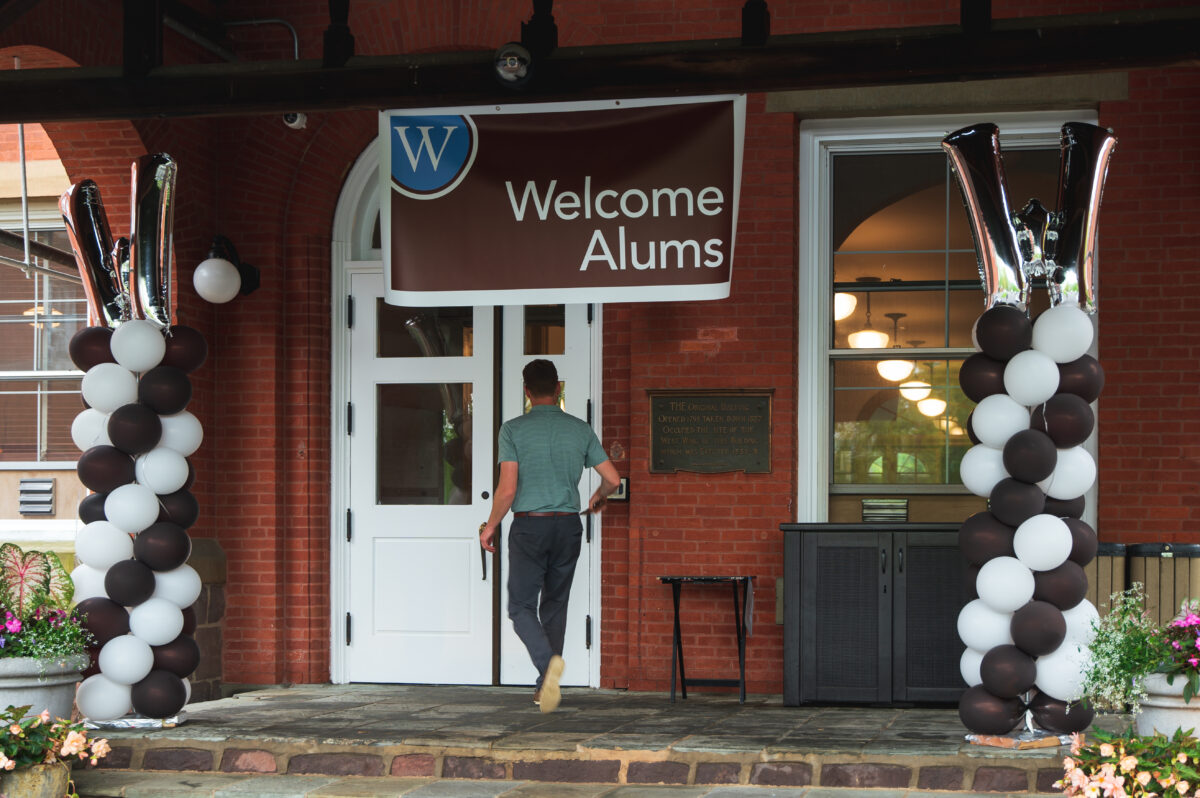 alum welcome banner at front door